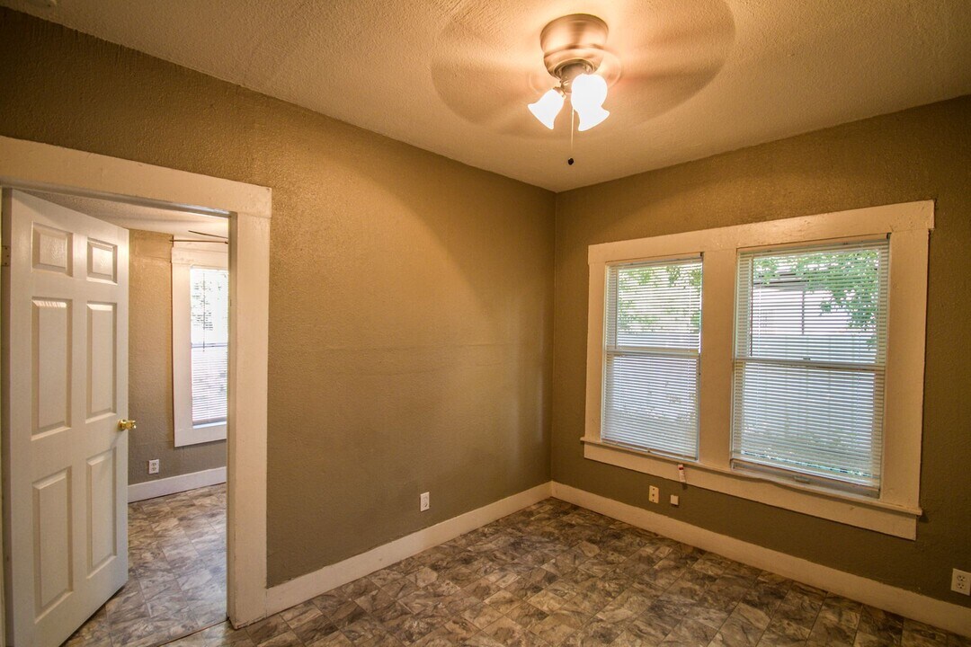 524 St Martin Ave in San Antonio, TX - Building Photo