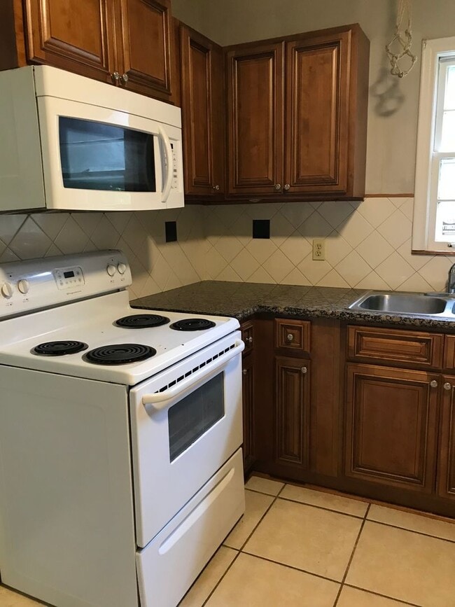 1406 Atkamire Dr in Tallahassee, FL - Building Photo - Building Photo