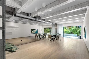 6011 N Bayshore Dr in Miami, FL - Building Photo