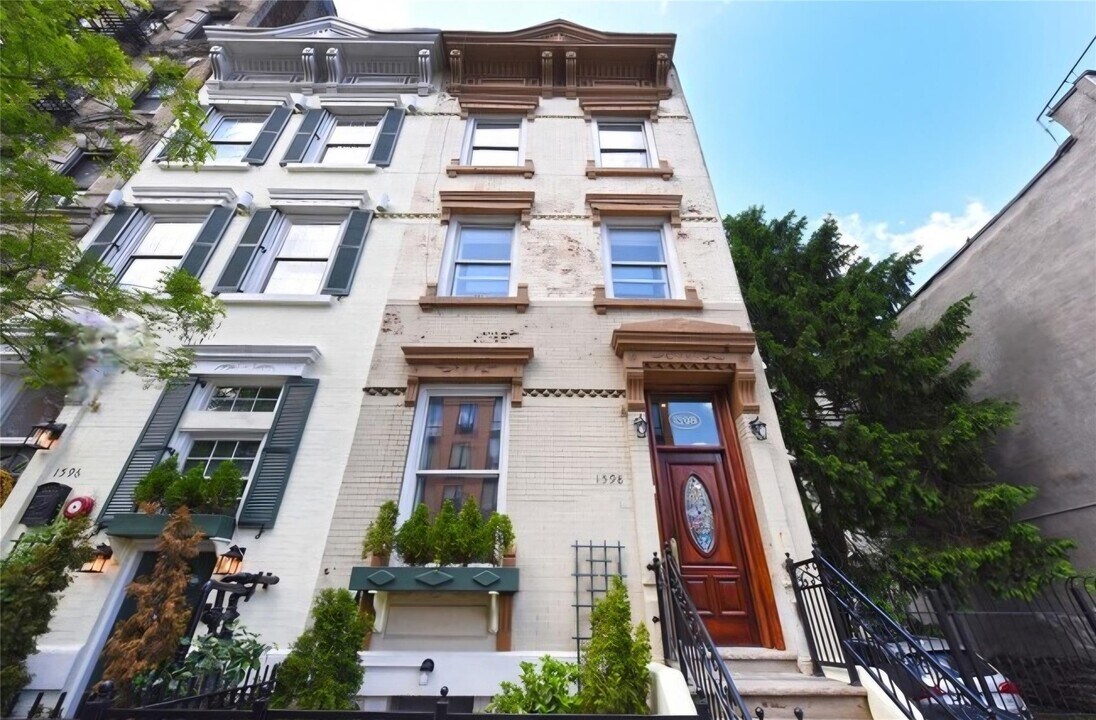 1598 Lexington Ave in New York, NY - Building Photo