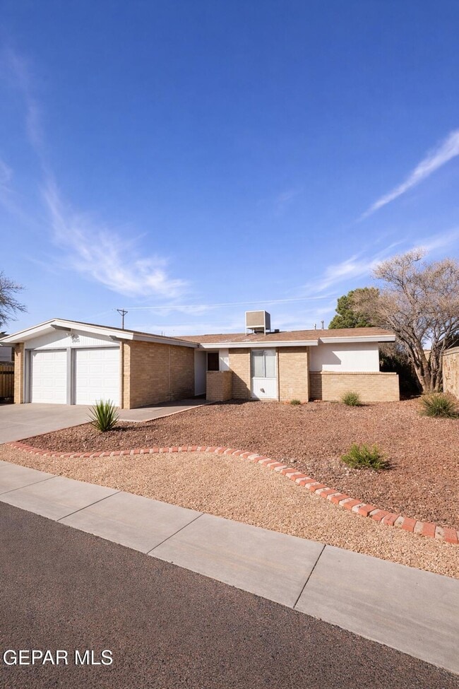 property at 3425 E Glen Dr