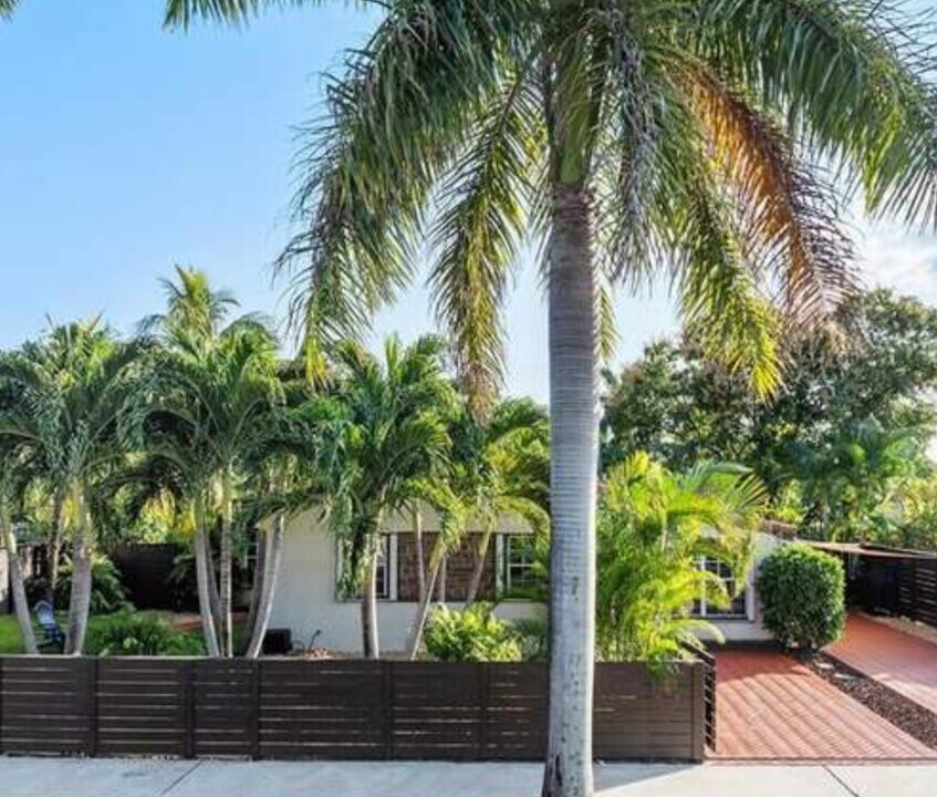 818 NE 3rd St in Hallandale Beach, FL - Building Photo