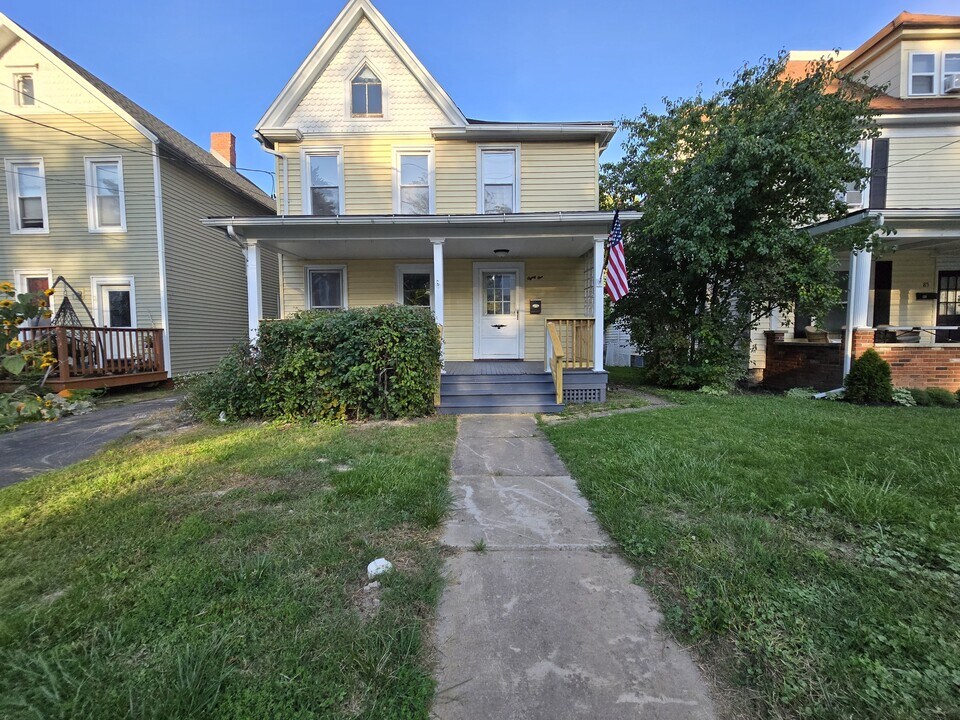 81 Madison St in Geneva, NY - Foto de edificio