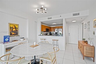 6362 Collins Ave in Miami Beach, FL - Foto de edificio - Building Photo