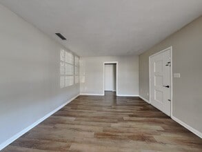 1627 N Powers Dr in Orlando, FL - Foto de edificio - Building Photo