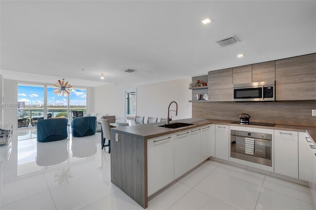 400 Sunny Isles Blvd, Unit 1106 in Sunny Isles Beach, FL - Building Photo - Building Photo