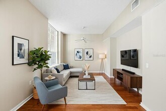 701 Mirror Lake Dr N in St. Petersburg, FL - Building Photo - Building Photo