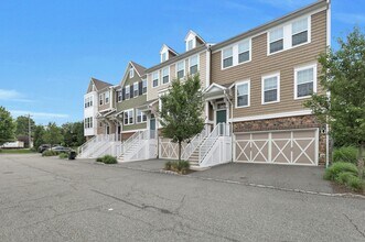 704 Cottonwood Ct in Cresskill, NJ - Building Photo - Building Photo