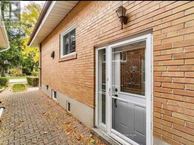 1 Bondhead Pl in Toronto, ON - Building Photo - Building Photo