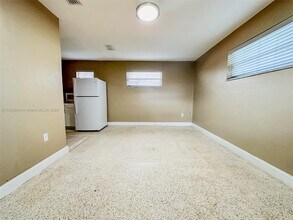 2815 NW 88th St, Unit 3 in Miami, FL - Building Photo - Building Photo