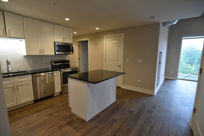 3833 N Broadway in Chicago, IL - Building Photo - Building Photo