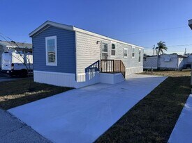 6372 126th Ave N in Largo, FL - Building Photo