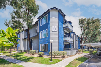 River House Apartments in Santa Ana, CA - Foto de edificio - Building Photo