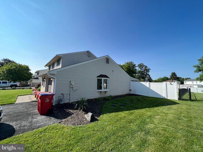 322 Bloomfield Rd in Warminster, PA - Building Photo - Building Photo