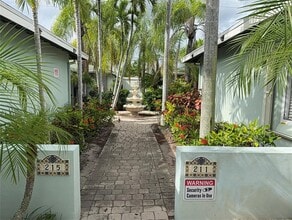 211 Malverne Rd in West Palm Beach, FL - Foto de edificio - Building Photo