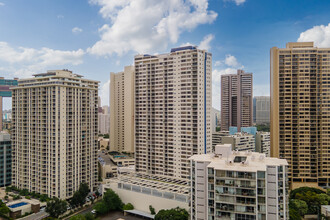 Villa on Eaton Square in Honolulu, HI - Building Photo - Building Photo