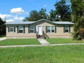 200 Columbia Dr in Arcadia, FL - Building Photo