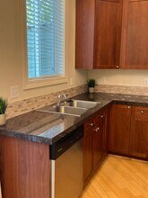 9041 SW Rystadt Ln in Portland, OR - Building Photo - Building Photo