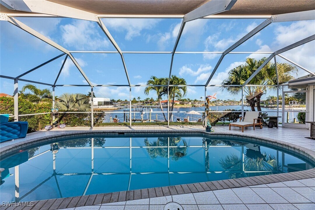 2102 SE 10th Pl in Cape Coral, FL - Building Photo