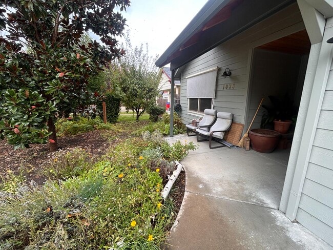 1033 Crimson Ct in Talent, OR - Building Photo - Building Photo