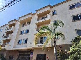 13525 Vanowen St in Los Angeles, CA - Building Photo