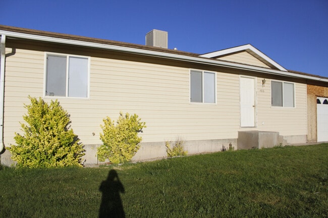 4616 N Tumbleweed Dr in Enoch, UT - Building Photo - Building Photo
