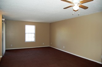 Barton Crossing in Shawnee, KS - Building Photo - Interior Photo