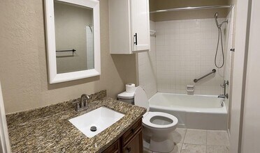 111 Briar Ridge Dr in Bellville, TX - Building Photo - Building Photo