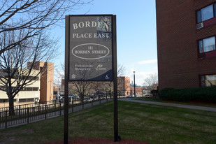 Borden Place in Fall River, MA - Foto de edificio - Building Photo