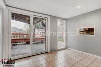 1862 SE Oak Crest Dr in Hillsboro, OR - Building Photo - Building Photo