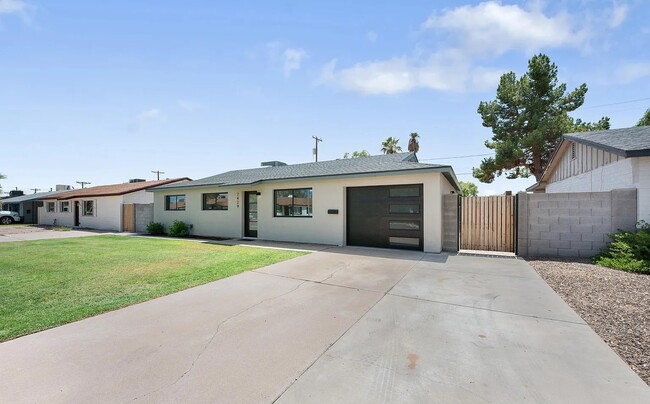 7429 E Pierce St in Scottsdale, AZ - Foto de edificio - Building Photo