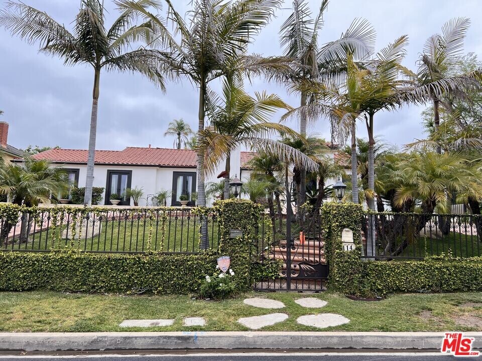 114 S Layton Dr in Los Angeles, CA - Foto de edificio