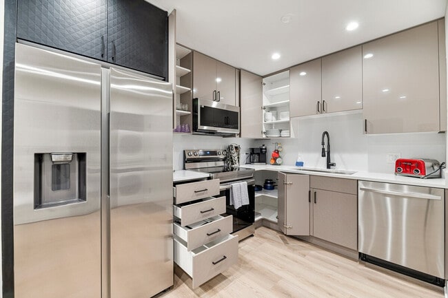 2316 W Estes Ave in Chicago, IL - Building Photo - Building Photo