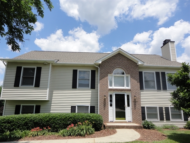 3955 Glenn Knoll Ln in Winston-Salem, NC - Building Photo