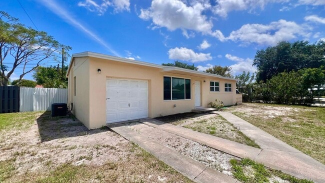 124 Abaco Dr in Palm Springs, FL - Building Photo - Building Photo