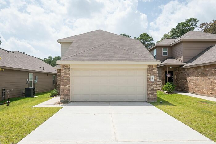 405 N Meadows Dr in Willis, TX - Building Photo