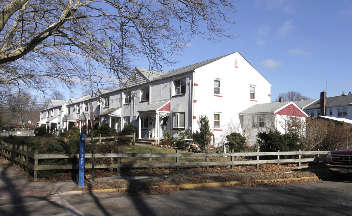 682-704 Main St in Metuchen, NJ - Building Photo