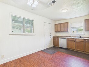 2702 Cavitt Ave in Bryan, TX - Building Photo - Building Photo