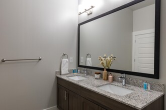 Mera Vintage Park 55+ Active Adult in Houston, TX - Building Photo - Building Photo