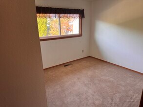 4301 W Viola Ave, Unit A in Yakima, WA - Building Photo - Building Photo