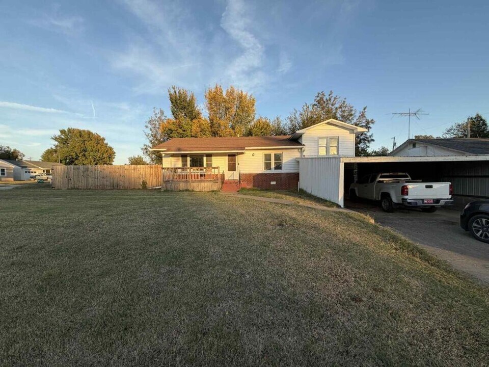 910 N 14th St in Perry, OK - Building Photo