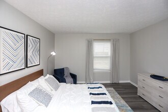 Spinnaker Court Apartments in Indianapolis, IN - Building Photo - Interior Photo