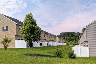 Hunters Pointe Townhomes in York, PA - Building Photo - Building Photo