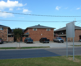 211 W Esplanade Ave in Metairie, LA - Foto de edificio - Building Photo