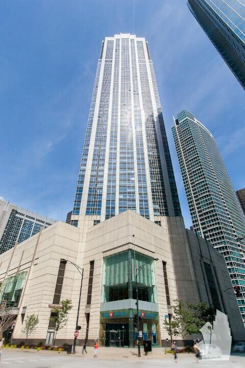 512 N McClurg Ct, Unit 705 in Chicago, IL - Foto de edificio