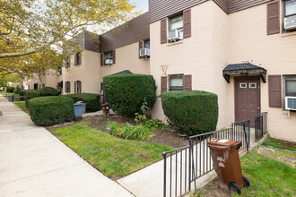 144-16 Vleigh Pl in Flushing, NY - Building Photo - Building Photo