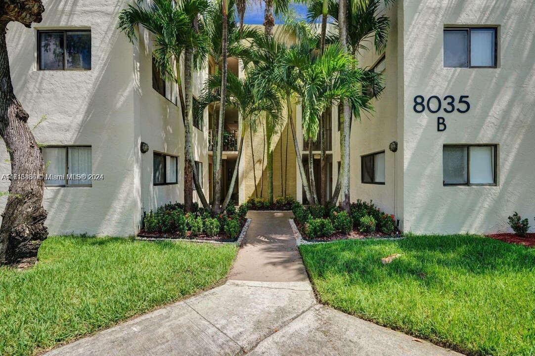 8035 SW 107th Ave in Miami, FL - Building Photo