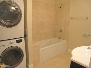 614 Main St-Unit -Apt 2 in Medford, MA - Foto de edificio - Building Photo