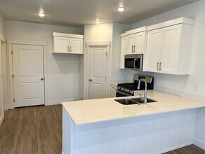 3127 S 225 W in Nibley, UT - Foto de edificio - Building Photo