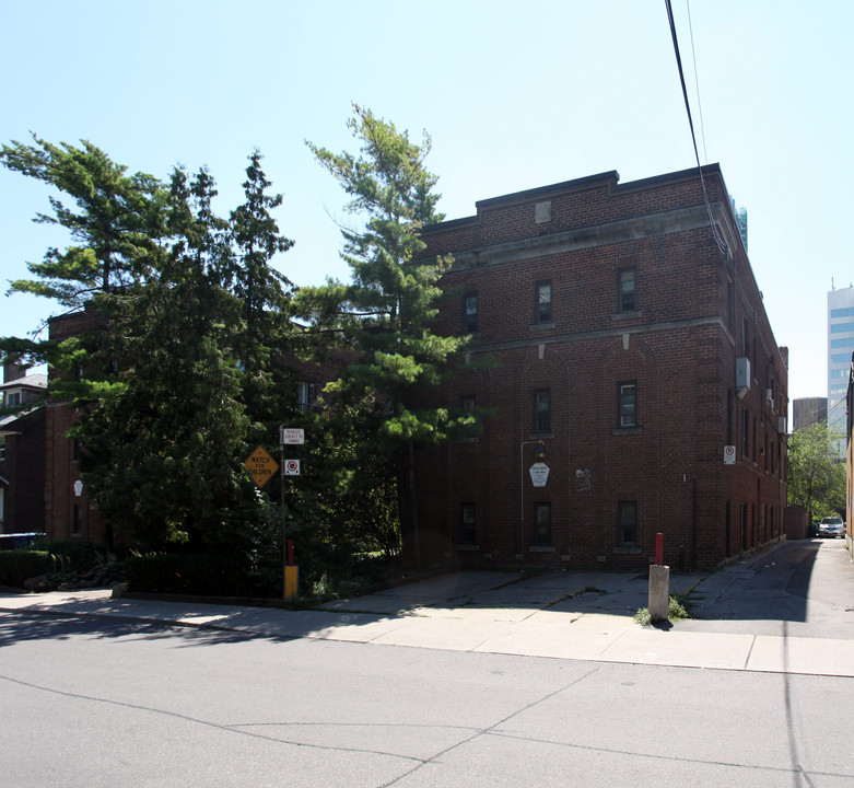 17 Heath St in Toronto, ON - Building Photo